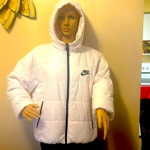 Women white Nike coat for spring and autumn size medium